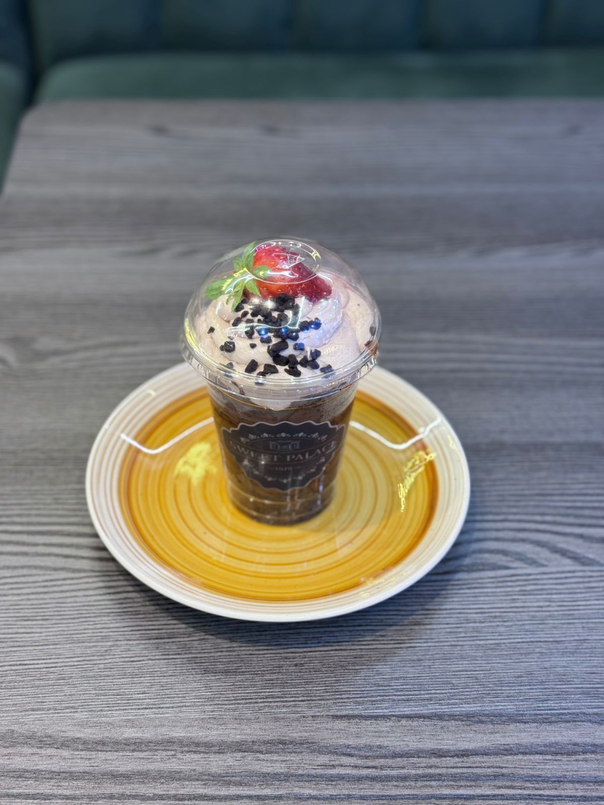 كێک د گلاسی دا 